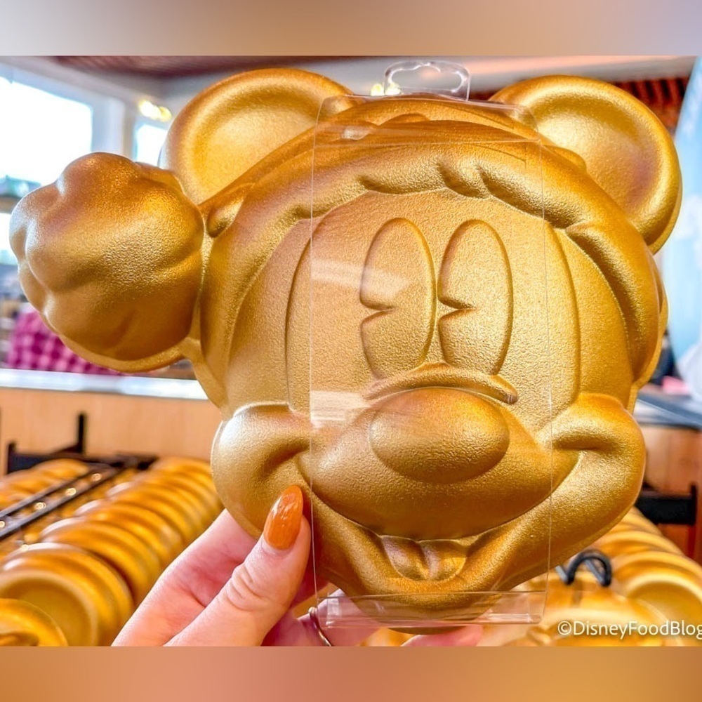 DISNEY Mickey Mouse Mold - Christmas Santa Mickey - Picture 3 of 3